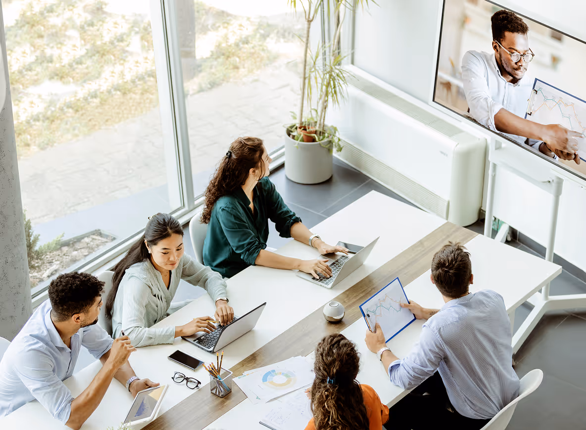 Industry expert leading a Loxala community webinar